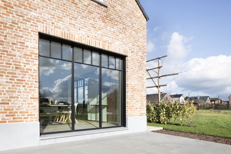 nieuwbouw woning met zwarte steellook ramen en deuren